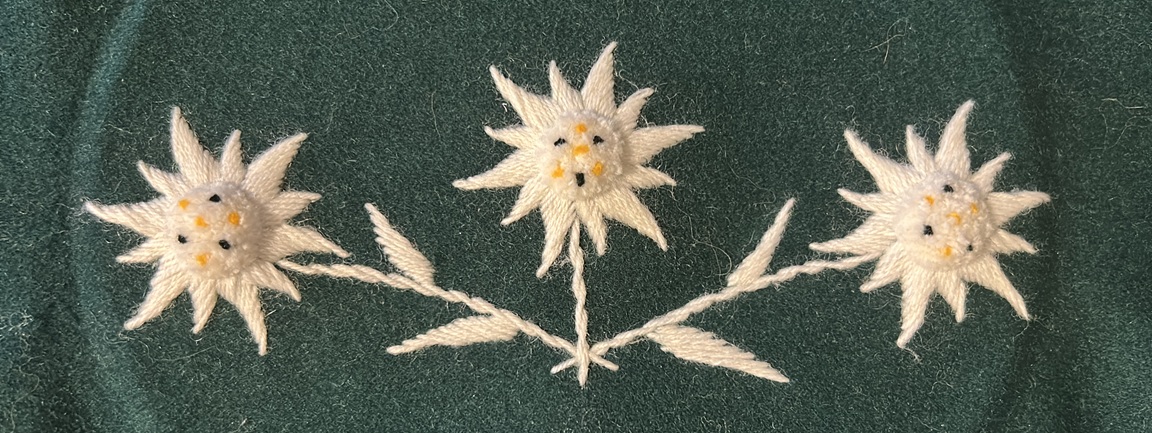 drei gestickte Edelweiß