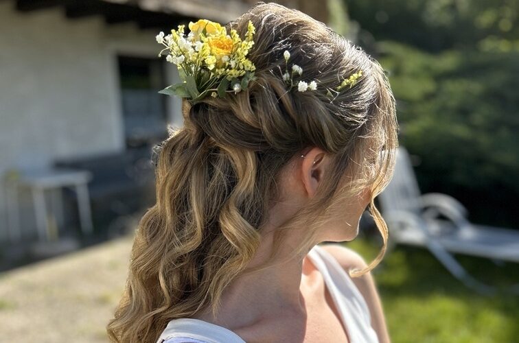 blonde, lockige Frisur mit Blumen