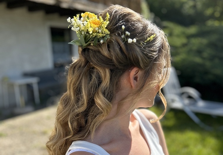 blonde, lockige Frisur mit Blumen